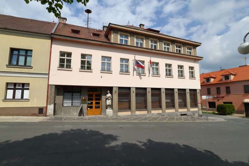 Na sokolovně v Novém Strašecí je znovu socha sokola
