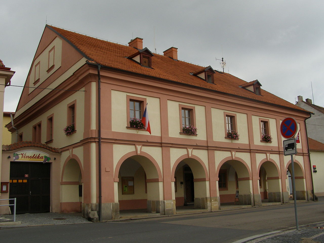 V Lysé nad Labem slouží řidičům nové parkoviště pro téměř 160 aut