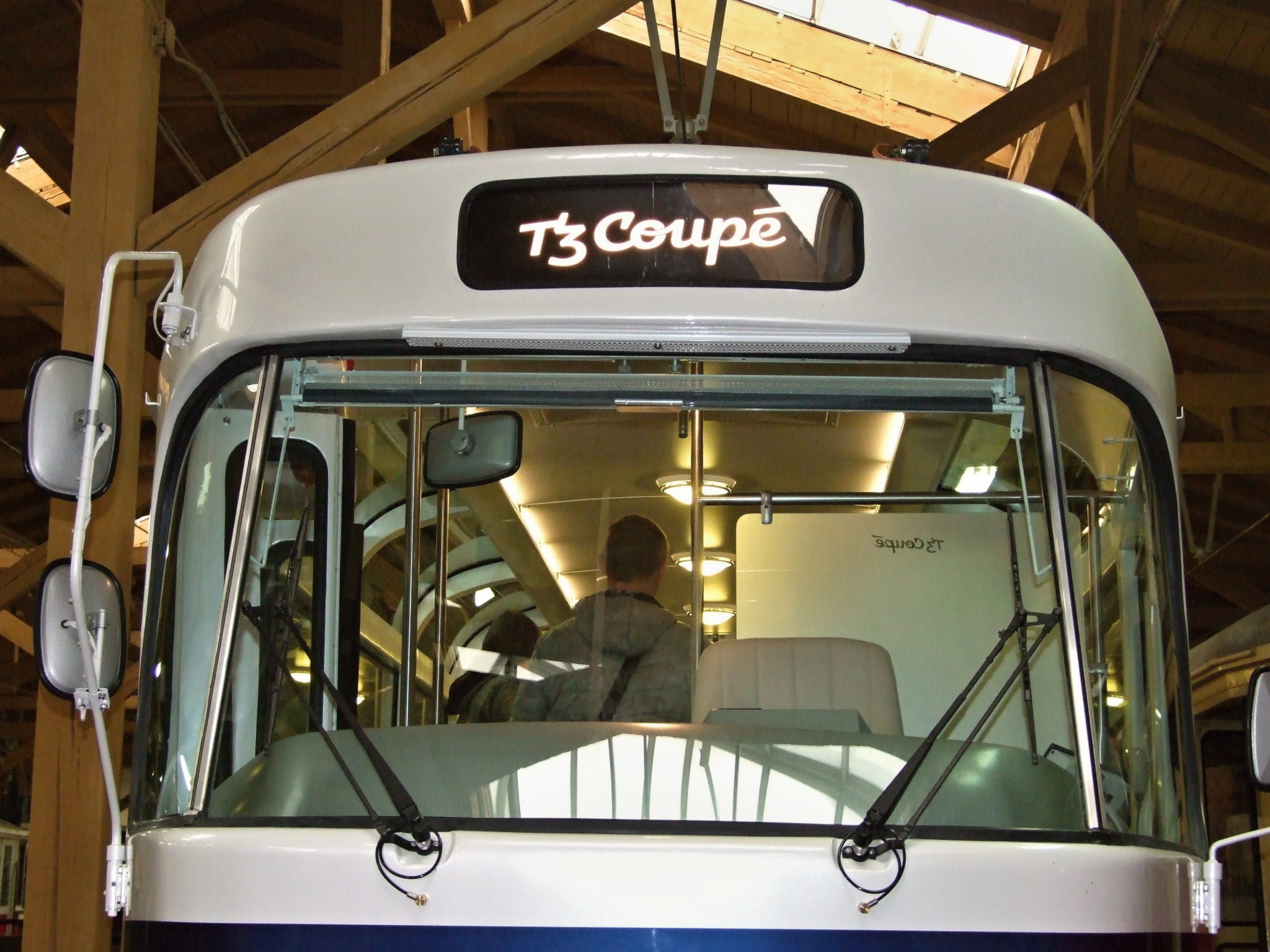 Do ulic vyrazí nová vyhlídkoví tramvaj T3 Coupé