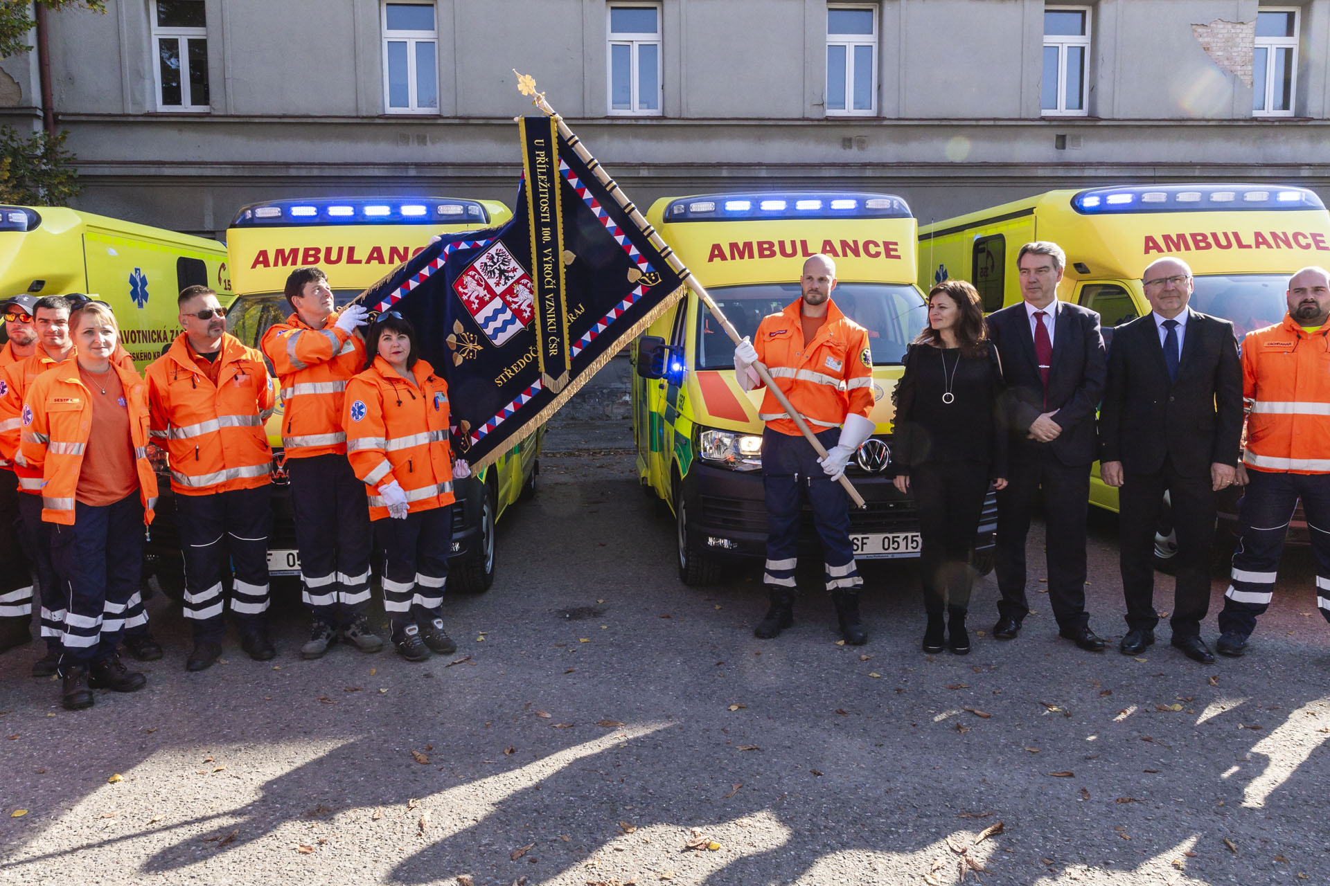Středočeští záchranáři mají 11 nových sanitek i slavnostní prapor