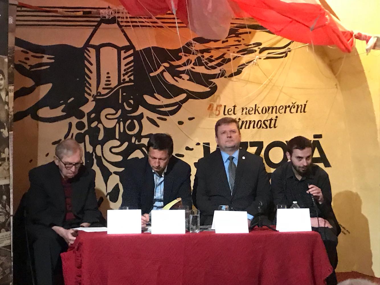 Šikana na vojně. Bažanti a mazáci. Jak na to vzpomínají politici?