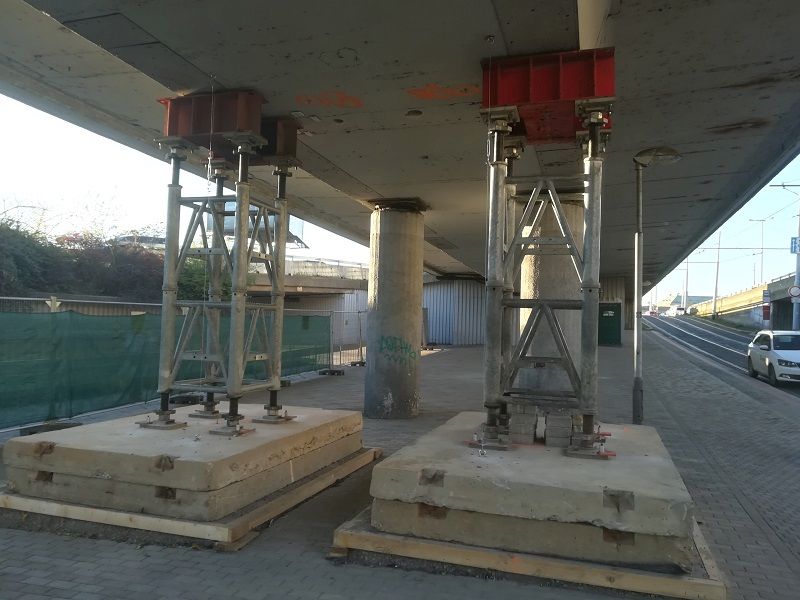 Pod mostem v Bubenské už jezdí tramvaje, pro auta je zavřený. Drží na podpěrách