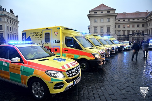 Mercedesům požehnal kardinál Duka. První nové sanitky zamíří za pacienty ještě do konce roku