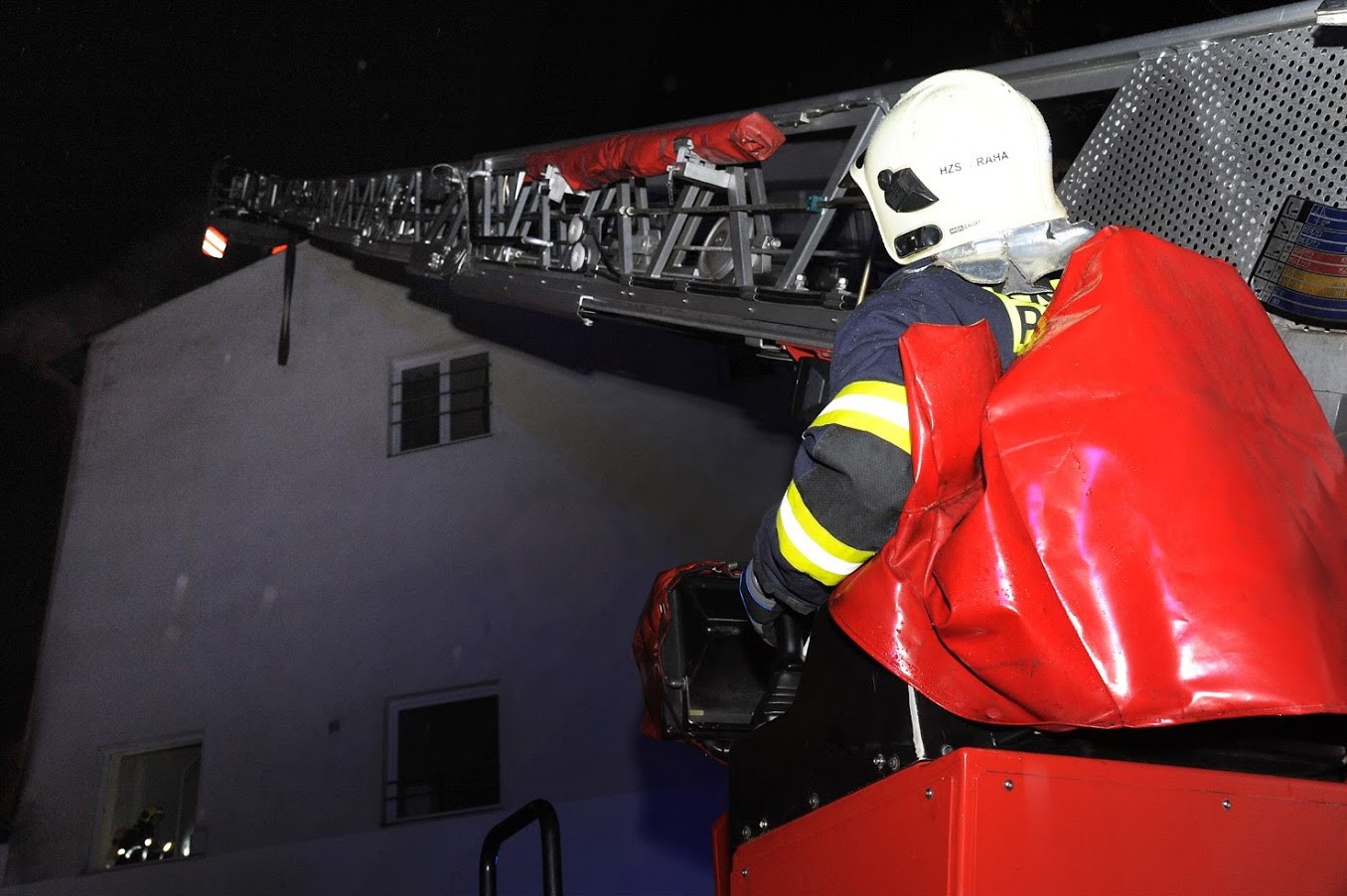Hasiči likvidovali požár na střeše MeetFactory
