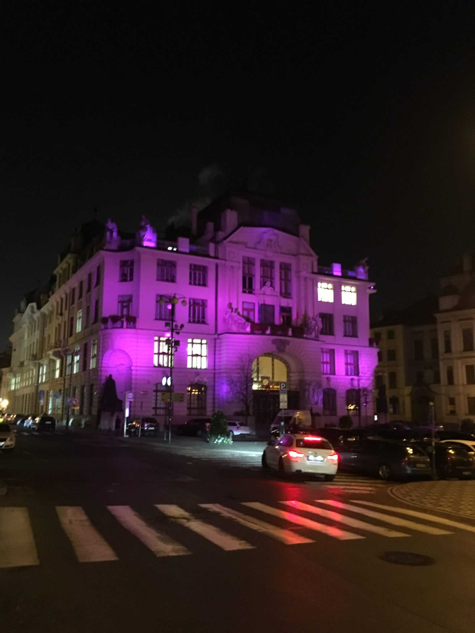 Pražský magistrát ve vánočním osvětlení.