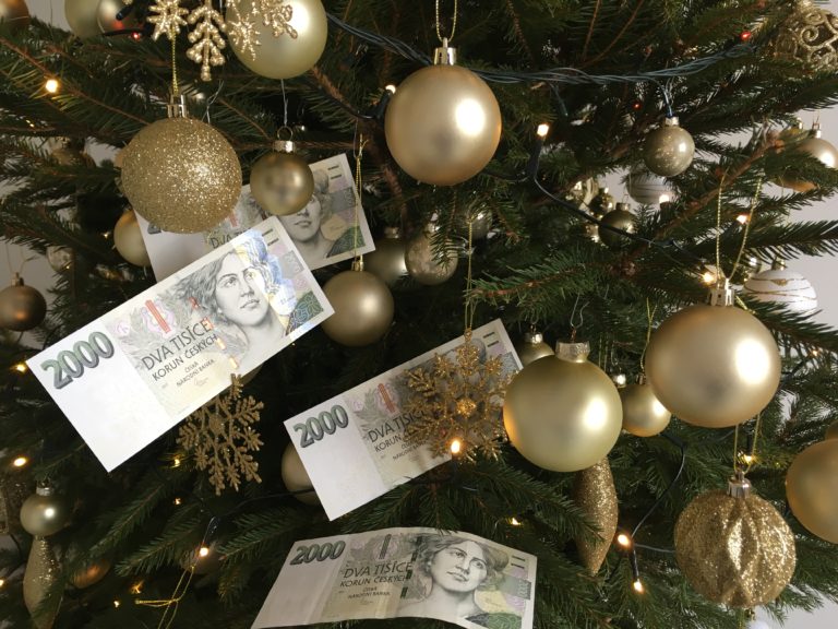Češi utratí za vánoční dárky v průměru 6770 korun.