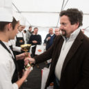 Bramborový salát Mratín 2018 - Porotce Michal Viewegh předává cenu – foto Vitana