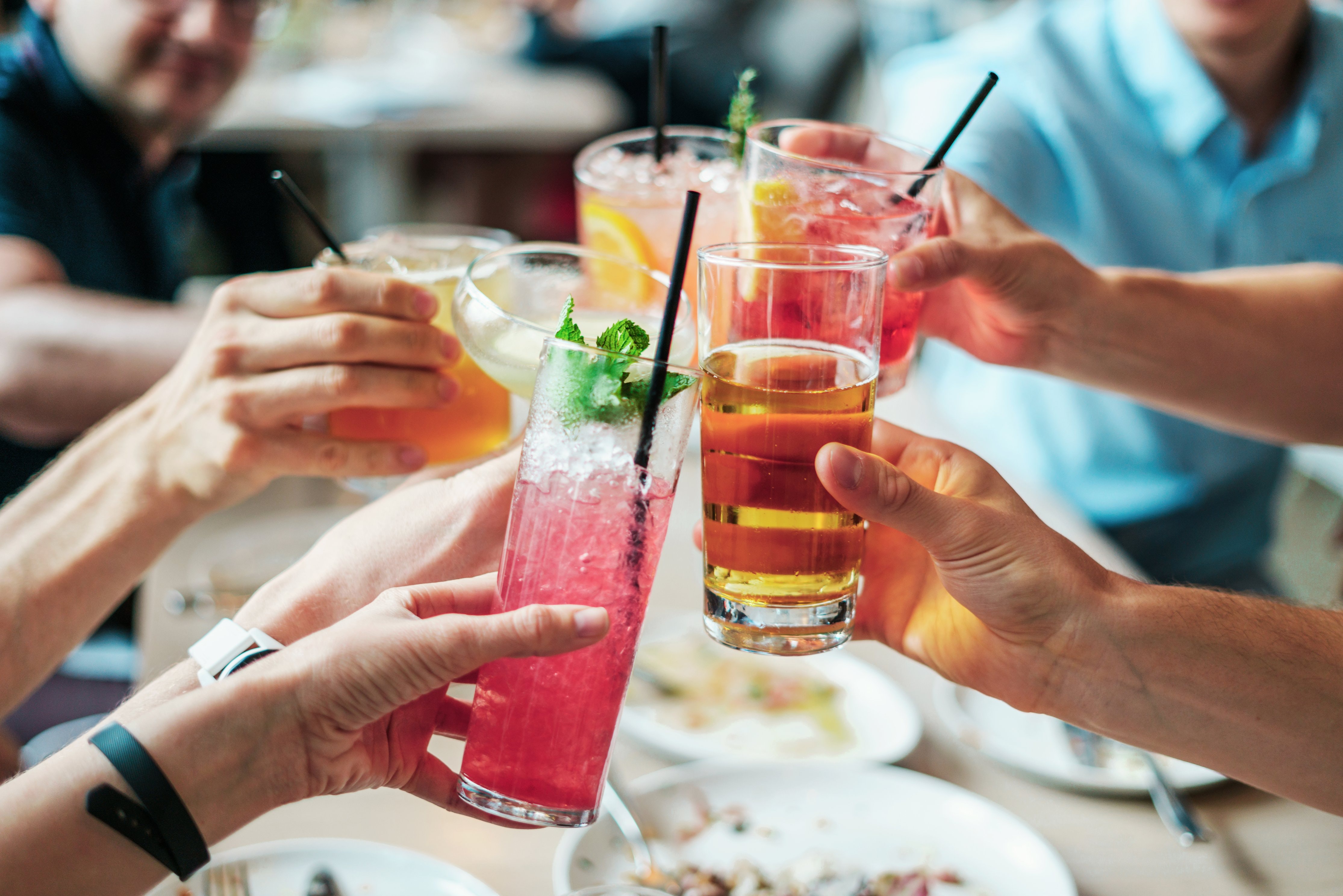 Češi a alkohol, během pandemie nerozlučná dvojka. Pomůže Suchej únor?