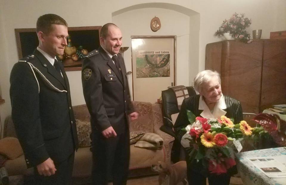 Paní Svobodová (97) věnovala své úspory - 200 tisíc korun - dobrovolným hasičům. Je jejich fanynkou.