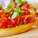 Uvařte si ze starého pečiva - bruschetta, rajčata, jídlo, bazalka, recept