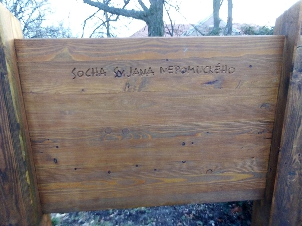 Socha Jana Nepomuckého prozařuje Klecany