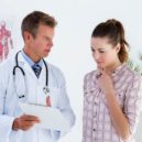 Vysoký cholesterol - Doctor showing clipboard to his patient