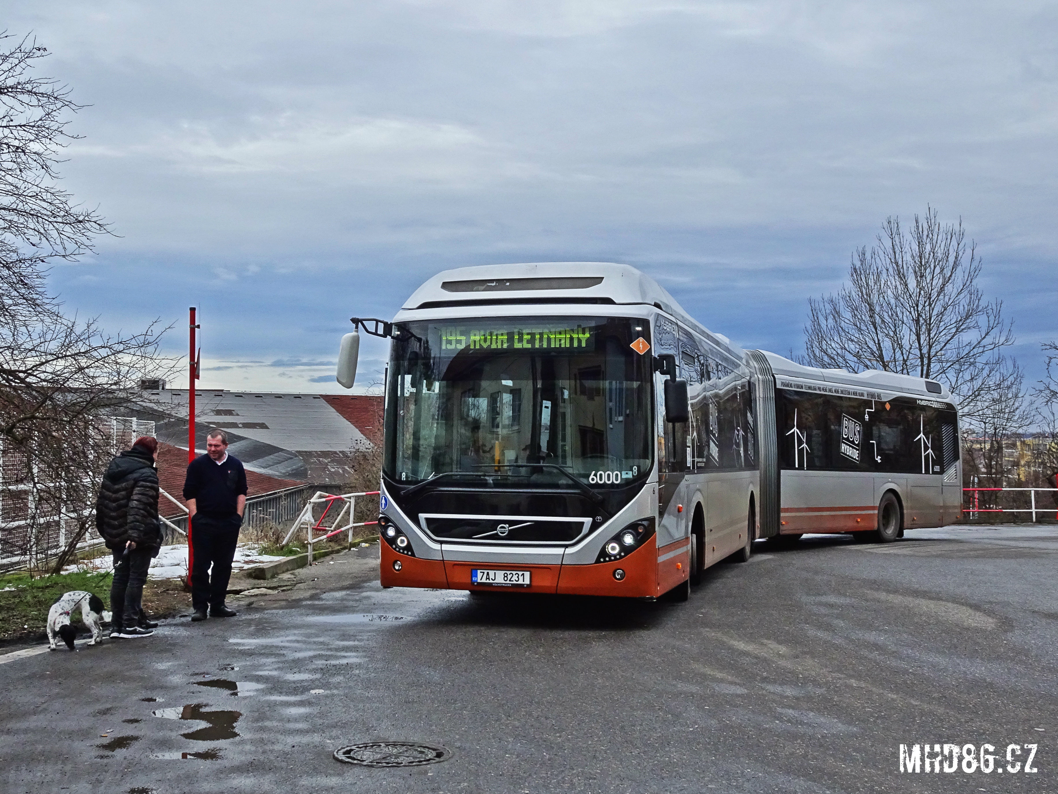 Vyzkoušeli jsme hybridní autobus, který nově jezdí v Praze