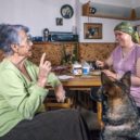 Nevidomí dělají seniorům společníky, chrání je před samotou - Návštěvy POTMĚ_fotokredit Kryštof Peterka