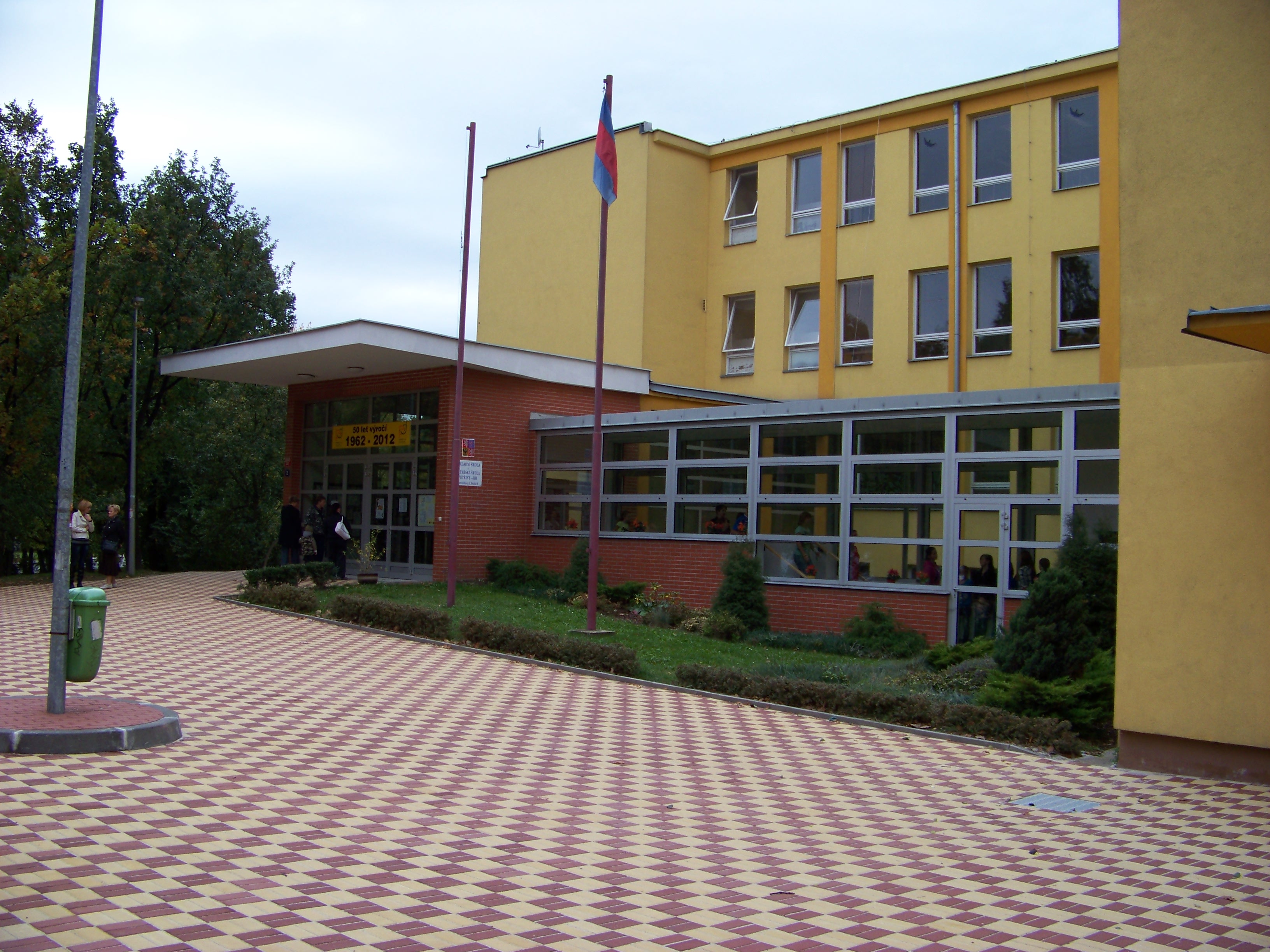 Šestkové školství v krizi. Potíže hlásí i rodiče z Petřin