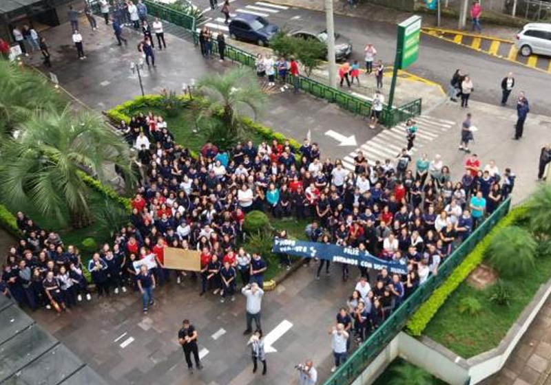 Studenti a učitelé se sešli na nádvoří brazilské nemocnice. Zpívali do oken učitelce hospitalizované s leukémií