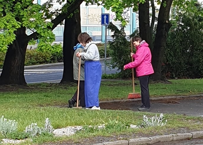Pietní místa k osvobození upravili na Praze 12 lidé s hendikepem