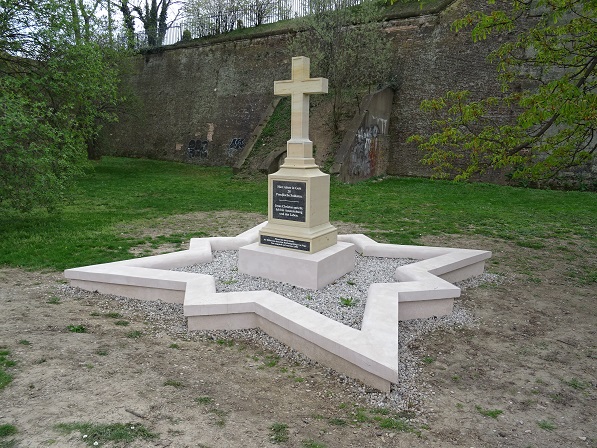 28 zabitých pruských granátníků už má zase svůj kříž vojenském hřbitově na Hládkově