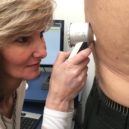 Stan proti melanomu 2019 - Doc. Monika Arenbergerová prohlíží projevy na kůži pacienta.