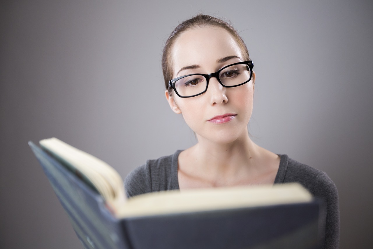 Inteligentní lidé ponocují, jsou nepořádní a používají vulgarity, říká studie. Patříte mezi ně?