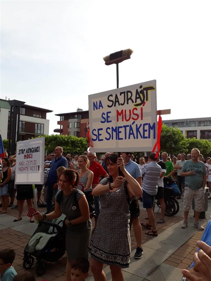Břežanští se zapojili do demonstrací proti Babišovi