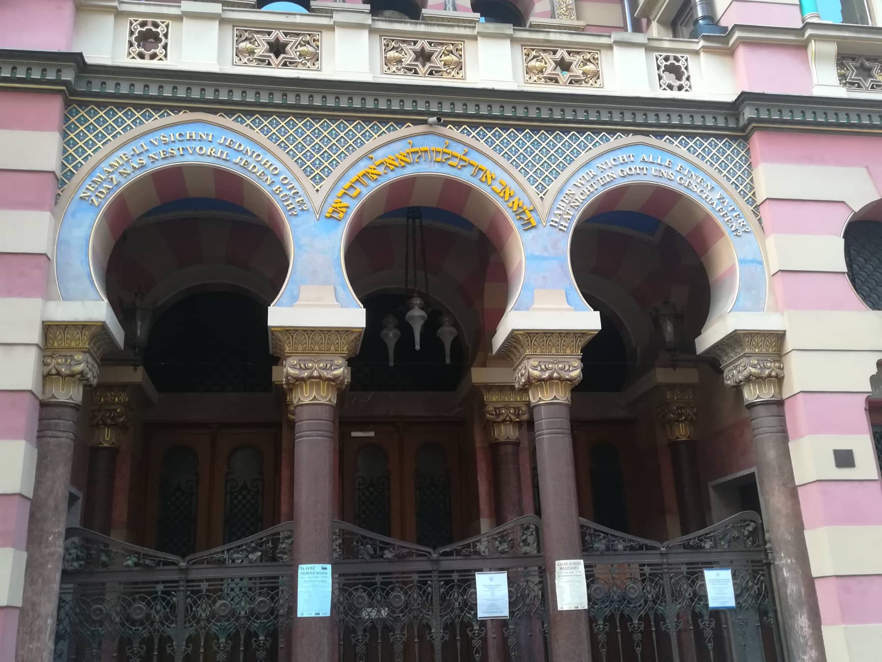Na Jeruzalémské synagoze jsou opět původní nápisy v češtině, hebrejštině a němčině