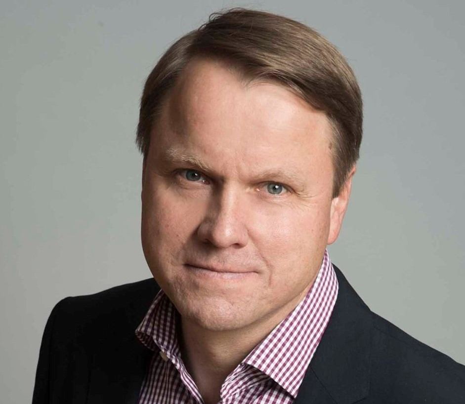 Předsedou pražské komise pro udržitelnou energii a klima je Martin Bursík. Cílem města je postupně snižovat emise CO2