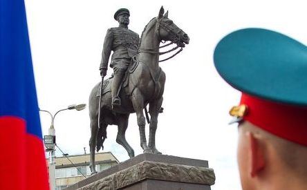 Maršál šlechtického původu přežil stalinské mučení. Pro nepřátele komunismu pak neváhal zřídit pracovní prapory