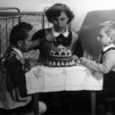 Deset plus jedna hláška dětí - Moje prababička Bohunka s Ruth a Tomášem v Řitce v roce 1955