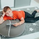 Pracovní kout školáka - 18_V pokojíku starších školních dětí se uplatní i sedák Bool a bavlněný koberec_foto Lucia Rambousková_repro zdarma