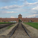 Rudolf Margolius - Hlavní brána tábora Auschwitz-Birkenau (Osvětim) – 2006 – wikipedie