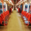 Plastové sedačky v metru - dav