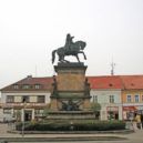 Dobytí Prahy Jiříkem z Poděbrad roku 1448 - Novorenesanční pomník krále Jiřího z Poděbrad Bohuslava Schnircha na náměstí v Poděbradech – wikipedie