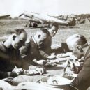 Přepadení Polska Německem 1. září 1939 - Němečtí letci obědvají na polním letišti – wikimedia commons