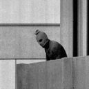 Olympijský masakr v Mnichově 1972 - Palestinský terorista na balkoně, kdy bydleli izraelští sportovci – wikipedia