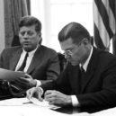 Horká linka - Prezident Kennedy a ministr obrany McNamara – wikipedie
