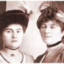 Sofie Buxhoeveden - Sofia Buxhoeveden (vpravo) s dvorní dámou Anastasií Hendrikovou zastřelenou bolševiky (1918)-ommons.vikimedia