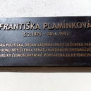 Vila Františky Plamínkové v Černošicích - Pamětní deska na budově Senátu