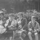 Vila Františky Plamínkové v Černošicích - ZAPAD FOTO OTVIRAK Žil jsem ve vile Františky Plamínkové, vzpomíná černošický lékař – rodina Jiřího Poňky se sestrou Františky Plamínkové – foto archiv Jiřího Poňky