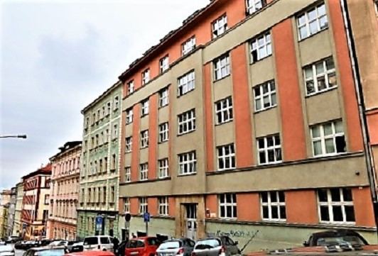 Studenti mezi seniory. Praha 3 plánuje mezigenerační bydlení
