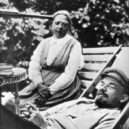 Raisa Gorbačovová - 1 – Leninova žena Naděžda Krupská s Leninem (1922) – wikipedie