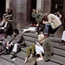 Twiggy - 220px-People_on_the_steps_of_Konserthuset,_Stockholm_(1965)