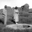 Agatha Christie - Agatha Christie s druhým manželem axem Mallowanem v Tell Halafovi ,30. léta – wikipedia