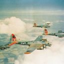 Bitva nad Kovářskou 1944 - Boeingy B-17G Flying Fortress 381. bombardovací skupiny letící ve formaci na cestě k cíli, 1944 – wikipedie