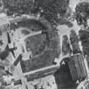 V-2 - Fotografie V-2 na odpalovací rampě na fotografii pořízené Královským letectvem (RAF) 23. června 1943 – wikipedia