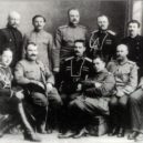 Ataman Semjonov - G. M. Semenov (přední řada třetí zleva) a ataman sibiřské kozácké armády P. P. Ivanov-Rinov (sedící ve středu) – wikipedia