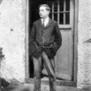 H. G. Wells - H. G. Wells v roce 1907 přede dveřmi svého domu v Sandgate – wikipedia
