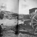 Šílený Jack Churchill - Jack Churchill obhlíží belgické dělo ráže 75 mm – WIKIPEDIE