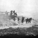 Šílený Jack Churchill - Jack Churchill (zcela vpravo) drží v ruce meč a vede útok při nácviku vylodění. – WIKIPEDIE