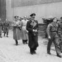 Velkoadmirál Dönitz - Karl Dönitz (uprostřed, v tmavém kabátě) následovaný Albertem Speerem (prostovlasý) a Alfredem Jodlem (po Speerově pravici) během zatčení britskými jednotkami-wikipedie
